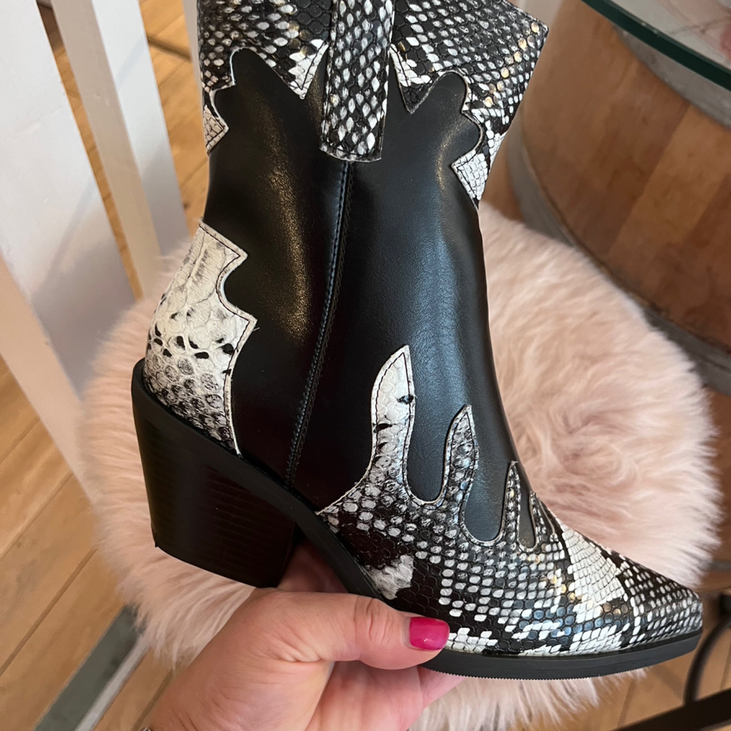 Black and white cowboy boots cheap